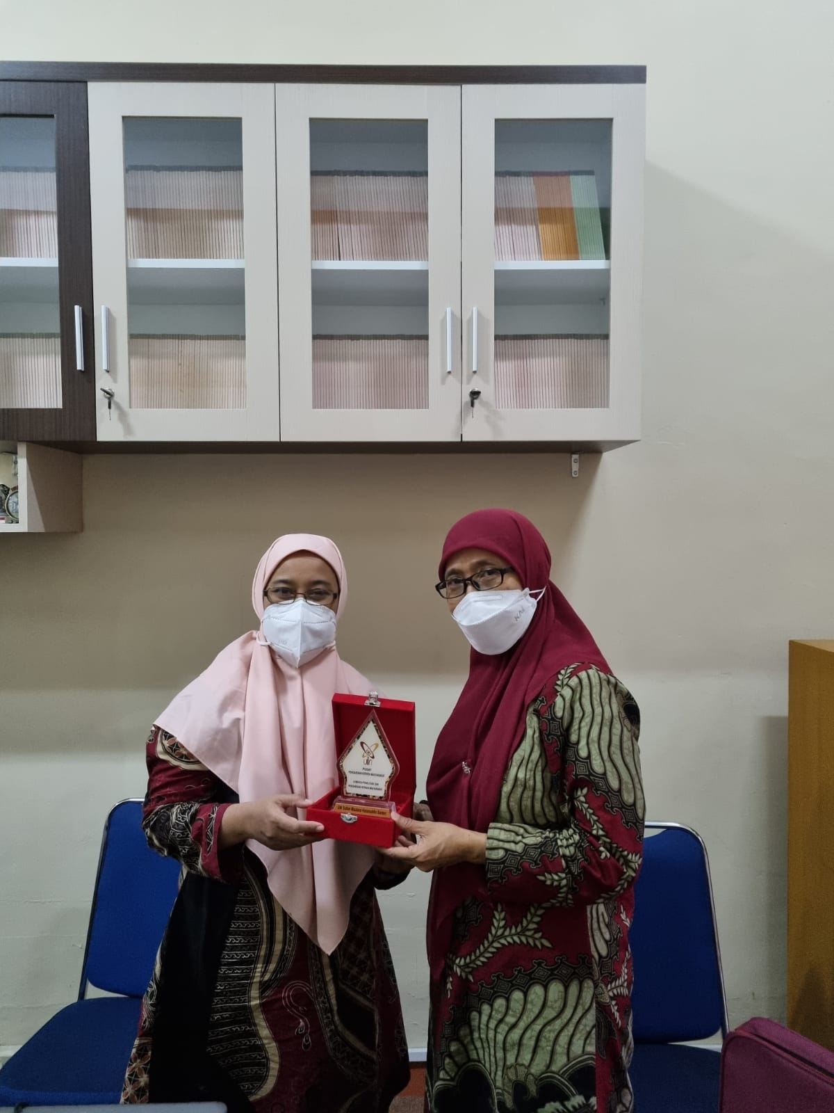 Penyerahan Cendramata dari LP2M UIN Banten kepada Humanitas UAD