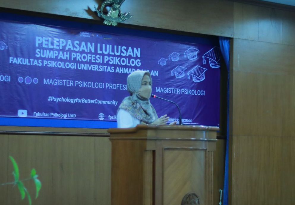 Sambutan dekan Arsitektur Psikologi Elli Nur Hayati, MPH., Ph.D